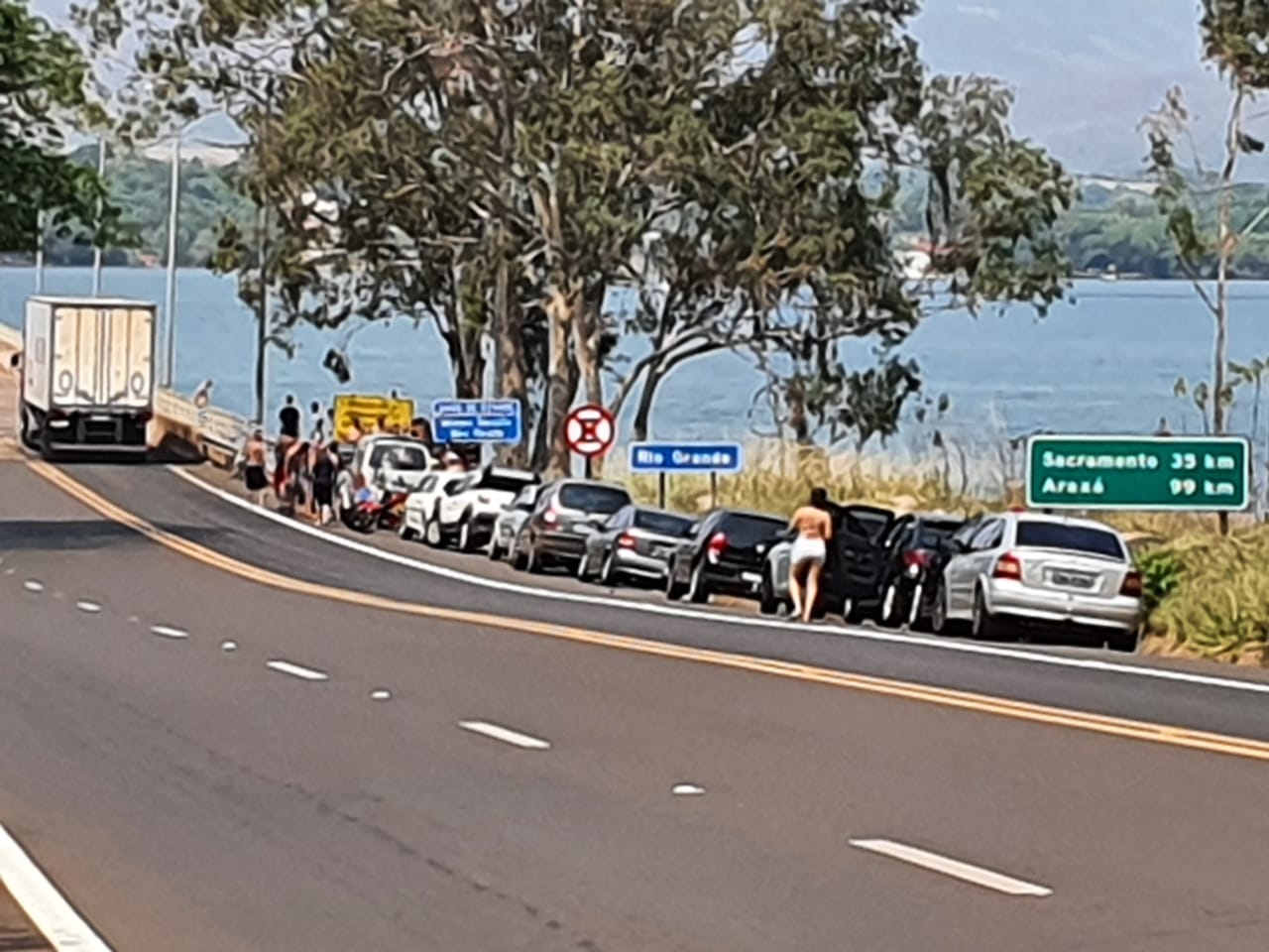 Polícia Rodoviária efetuou 17 autuações em motoristas que estavam em situação irregular próximo a ponte de Rifaina